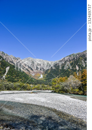 長野県松本市の北アルプス上高地 長野県松本市の北アルプス上高地 132489737