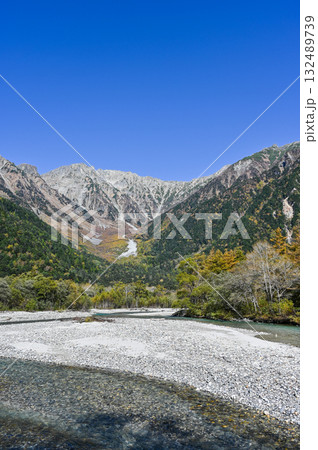 長野県松本市の北アルプス上高地 長野県松本市の北アルプス上高地 132489739