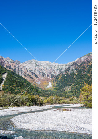 日本の北アルプスの上高地 132489785