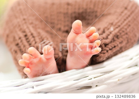 新生児の小さな足が伝えるいのちの温もり 新生児の小さな足が伝えるいのちの温もり 132489836