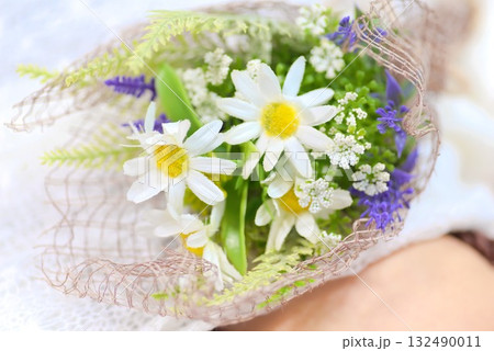 小さな花束が伝えるやさしさと祝福の瞬間 132490011