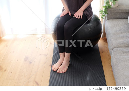 バランスボールに座っている40代女性 132490259