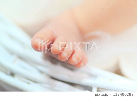 やわらかな白に包まれた新生児のあんよが伝える生命のぬくもり 132490298
