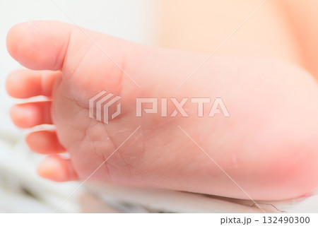 やわらかな白に包まれた新生児のあんよが伝える生命のぬくもり 132490300