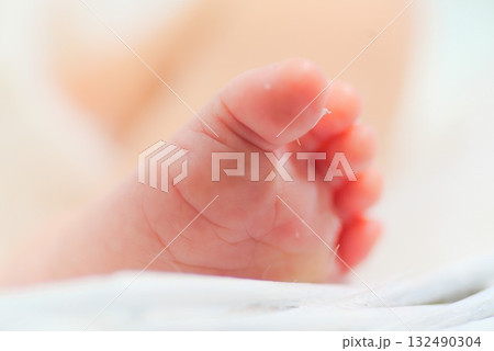 やわらかな白に包まれた新生児のあんよが伝える生命のぬくもり 132490304