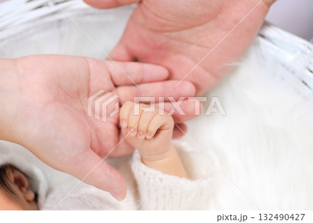 家族の手が重なる瞬間に感じるぬくもりと絆 家族の手が重なる瞬間に感じるぬくもりと絆 132490427