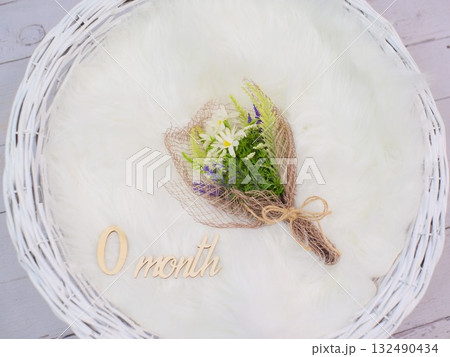 「0 month」と花束で彩る新しい命のはじまりの記録 「0 month」と花束で彩る新しい命のはじまりの記録 132490434