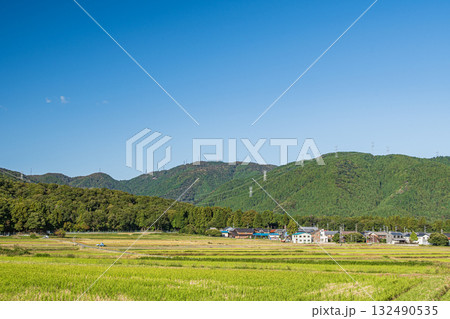 マキノ町ののどかな田園風景　滋賀県高島市 132490535