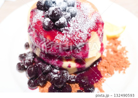 ブルーベリーソースがとろけるふわふわパンケーキ ブルーベリーソースがとろけるふわふわパンケーキ 132490593