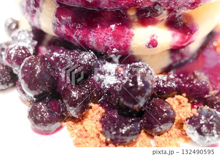 ブルーベリーソースがとろけるふわふわパンケーキ 132490595