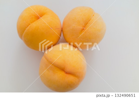 瑞々しい黄桃のマクロ撮影 132490651