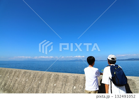 雲仙市小浜の海岸からの眺め 男の子 雲仙市小浜の海岸からの眺め 男の子 132491052