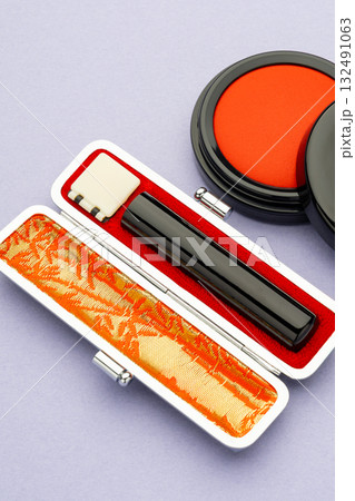 日本の伝統的な印鑑と朱肉のセット 132491063