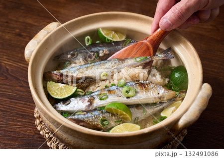 土鍋で炊いたさんまご飯 土鍋で炊いたさんまご飯 132491086