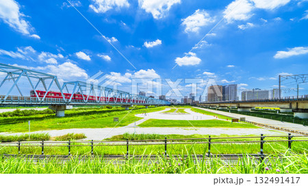 夏の多摩川緑地公園　鉄橋を渡る京急線と川崎方面の風景【神奈川県・川崎市】 132491417