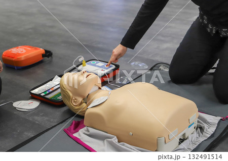 BLSD Defibrillator use course. first aid course - company safety - cardiac massage - Basic Life Support 132491514