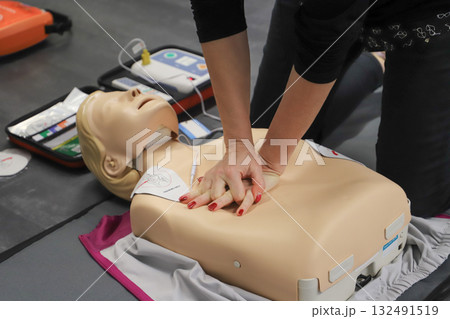 BLSD Defibrillator use course. first aid course - company safety - cardiac massage - Basic Life Support BLSD Defibrillator use course. first aid course - company safety - cardiac massage - Basic Life Support 132491519