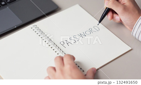 ノートにパスワードを書く手元 132491650