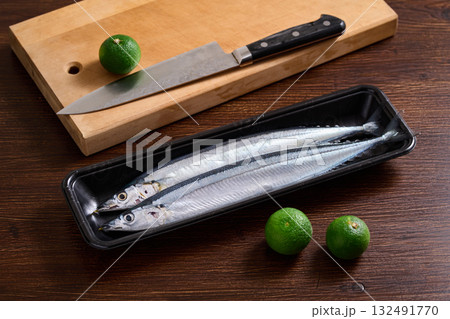 パックに入った生の秋刀魚 132491770