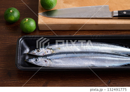 パックに入った生の秋刀魚 パックに入った生の秋刀魚 132491775
