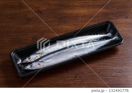 パックに入った生の秋刀魚 132491776
