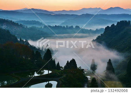 山古志棚田・棚池雲海朝焼けの夜明け 132492008