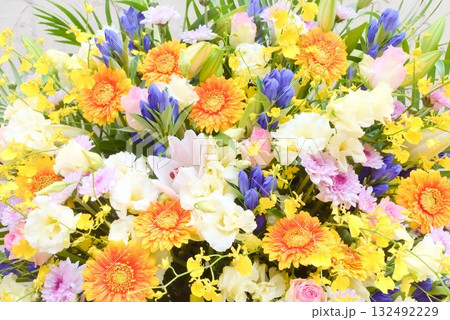 色とりどりの花が咲く華やかなフラワーアレンジメント 132492229