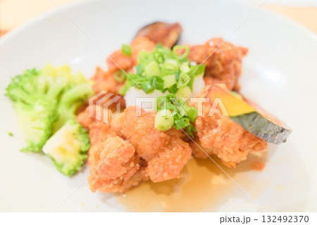 おろしポン酢の唐揚げと彩り野菜の和風盛り付け おろしポン酢の唐揚げと彩り野菜の和風盛り付け 132492370