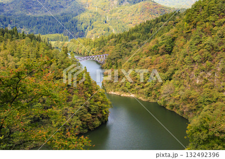 紅葉見頃な第一只見川橋梁 132492396