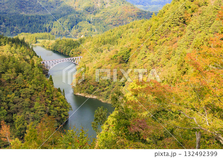紅葉見頃な第一只見川橋梁 132492399