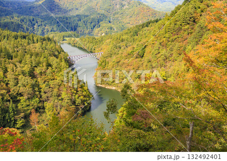 紅葉見頃な第一只見川橋梁 132492401