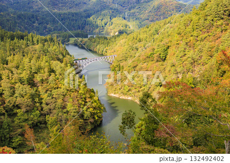 紅葉見頃な第一只見川橋梁 132492402