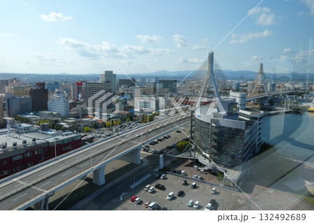 青森ベイブリッジと青森市街地の景観（青森県青森市） 132492689