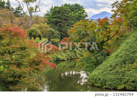 紅葉見頃な鶴ヶ城 132492704