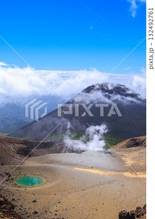 雌阿寒岳山頂から望む阿寒富士 ― 大地の息吹 132492761