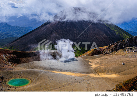 阿寒富士を望む ― 雌阿寒岳の火口風景 132492762