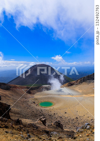 雲上の絶景 ― 雌阿寒岳から見る阿寒富士と火口湖 132492763