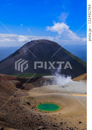 火山の鼓動 ― 雌阿寒岳山頂より阿寒富士を望む 火山の鼓動 ― 雌阿寒岳山頂より阿寒富士を望む 132492764