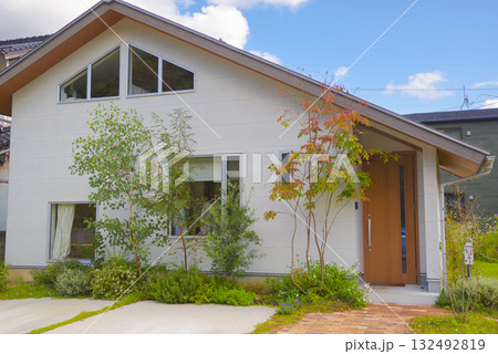 植栽が美しい新築住宅の外観 132492819