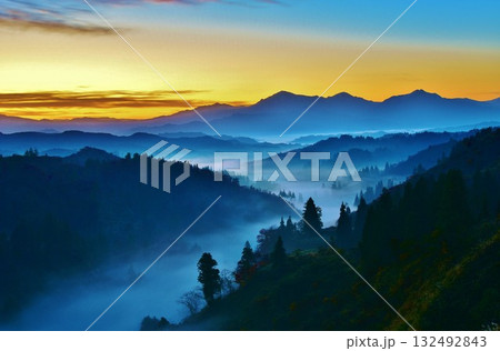 越後三山雲海朝焼けの夜明け 越後三山雲海朝焼けの夜明け 132492843