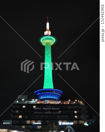 限定色にライトアップされた京都タワーの夜景 限定色にライトアップされた京都タワーの夜景 132492908