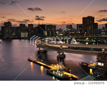 Curving Expressway over Tokyo Bay, レインボーブリッジから望む夜景 Curving Expressway over Tokyo Bay, レインボーブリッジから望む夜景 132493070