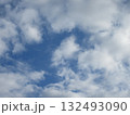 雲間の青空の青と白のコントラスト 132493090
