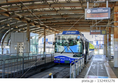 大曽根駅に停車中のゆとりーとライン車両 132493276