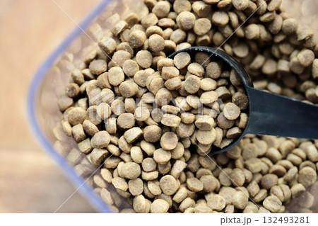 透明のプラスチック容器に入れたグレインフリーの小粒ドライドッグフード 132493281