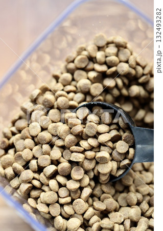 透明のプラスチック容器に入れたグレインフリーの小粒ドライドッグフード 132493282