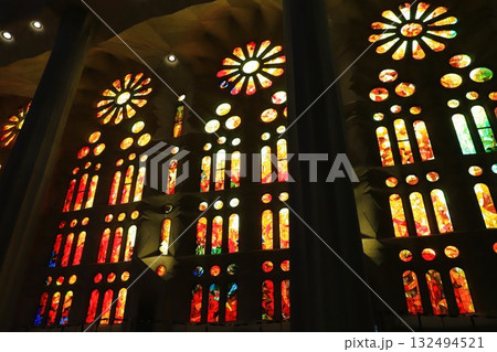 サグラダファミリアの受難のファザード側の暖色のステンドグラス 132494521