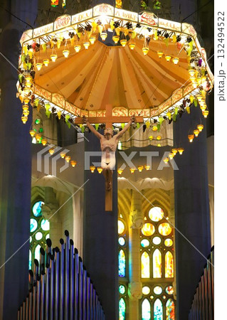 サグラダファミリア内部の中央祭壇（聖壇）の天蓋とイエスキリストの磔刑像 132494522