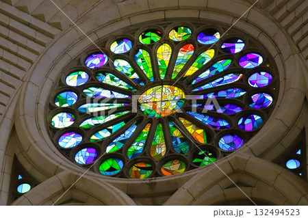 サグラダファミリア内部の色鮮やかなステンドグラス 132494523