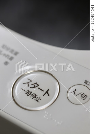 縦型洗濯機の電源ボタンとスタートボタンのアップ 132494541